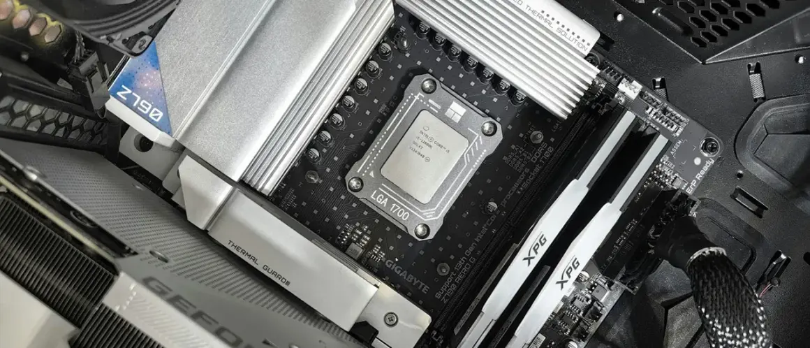 Datorns inre med ett nytt moderkort, redo för att byta moderkort. CPU:n sitter på plats på Z790-moderkortet.