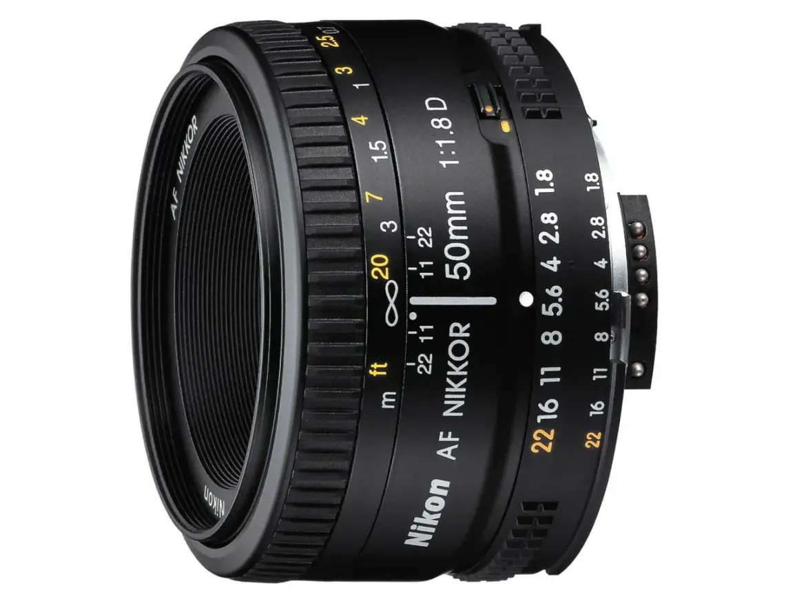 Ett Nikon F objektiv, AF NIKKOR 50mm 1:1.8 D, med fokus- och bländarringar.