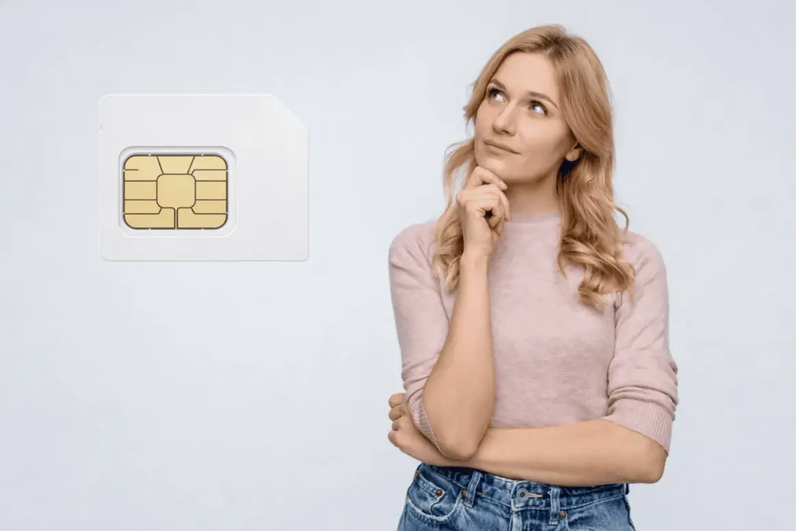 Kvinna funderar på att flytta simkort till ny mobil.