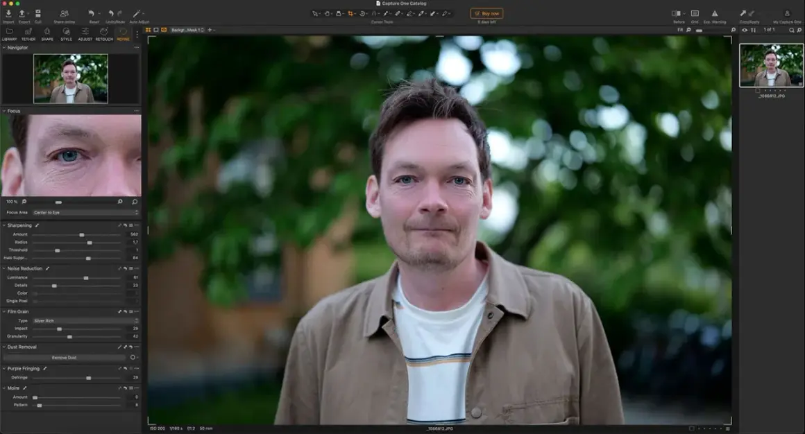 Man med blå ögon redigeras i en bildredigeringsapp gratis. Bakgrunden är suddig grönska.