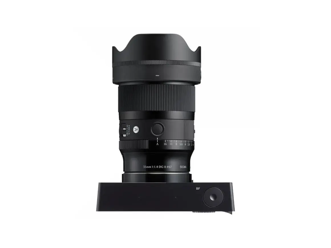 Svart objektiv, Sigma 35mm 1:1.4 DG DN Art, monterat på en svart kamerakropp. Perfekt för att fånga detaljer med sina l mount lenses.