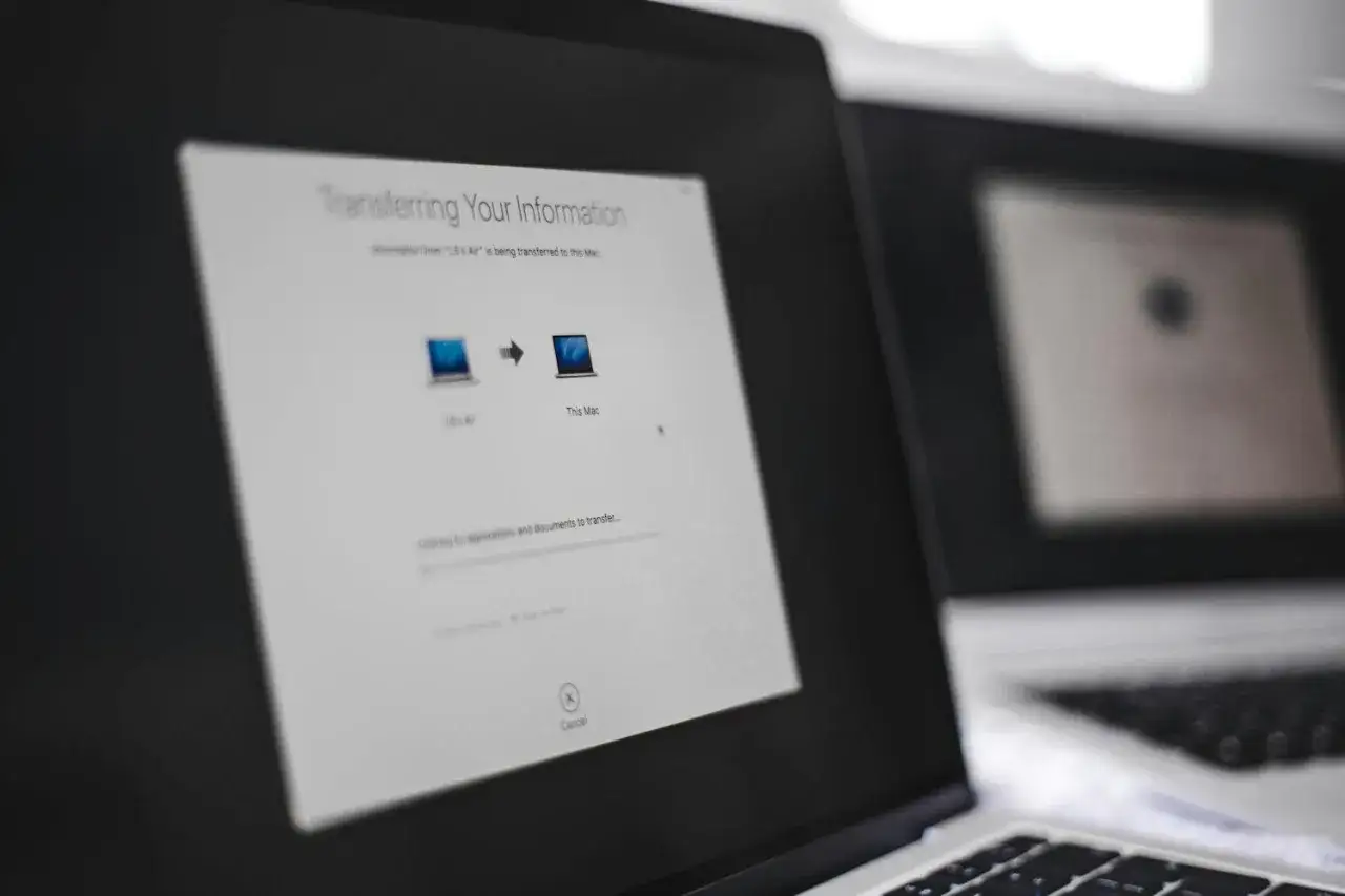 Processen att byta dator &auml;r ig&aring;ng. Information &ouml;verf&ouml;rs fr&aring;n en Mac till en annan.