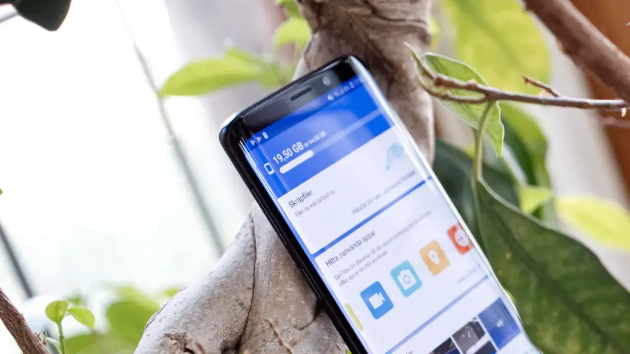 En Android-mobil visar hur man kan rensa mobilen. 19,50 GB &auml;r upptaget, och appen f&ouml;resl&aring;r att ta bort skr&auml;pfiler och oanv&auml;nda appar.