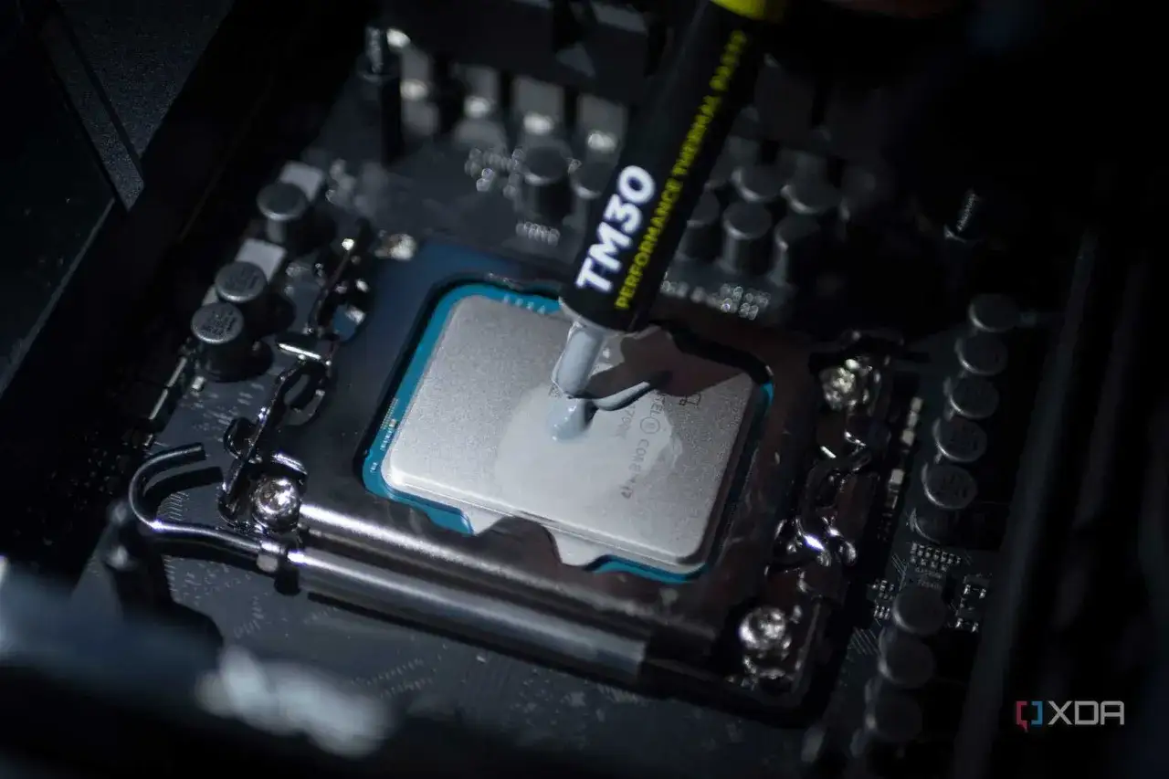 Applicerar thermal paste svenska på en dators processor för optimal kylning.