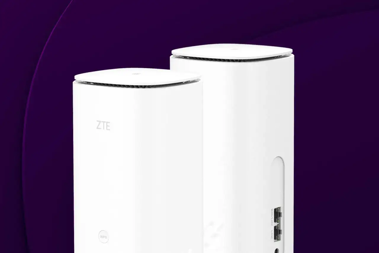 Tv&aring; vita ZTE-routrar, perfekta f&ouml;r fiber eller mobilt bredband, st&aring;r framf&ouml;r en lila bakgrund.