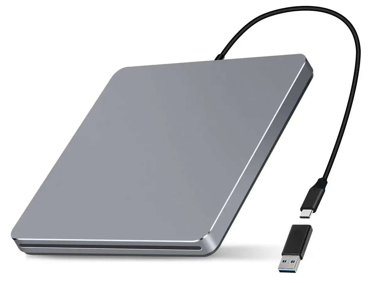 En tunn, gr&aring; extern DVD-br&auml;nnare med USB-C-kabel, perfekt som dvd till dator f&ouml;r att spela in eller l&auml;sa skivor.