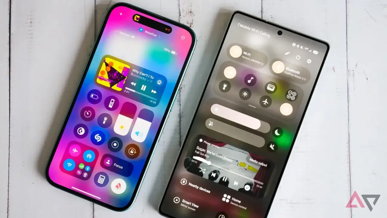 J&auml;mf&ouml;relse av aviseringar p&aring; Samsung och iPhone. B&aring;da visar musikuppspelning och snabbinst&auml;llningar.