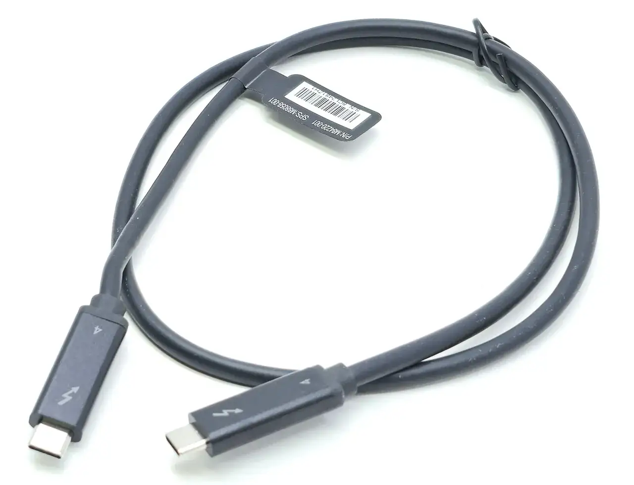 En svart usb thunderbolt-kabel med två kontakter.
