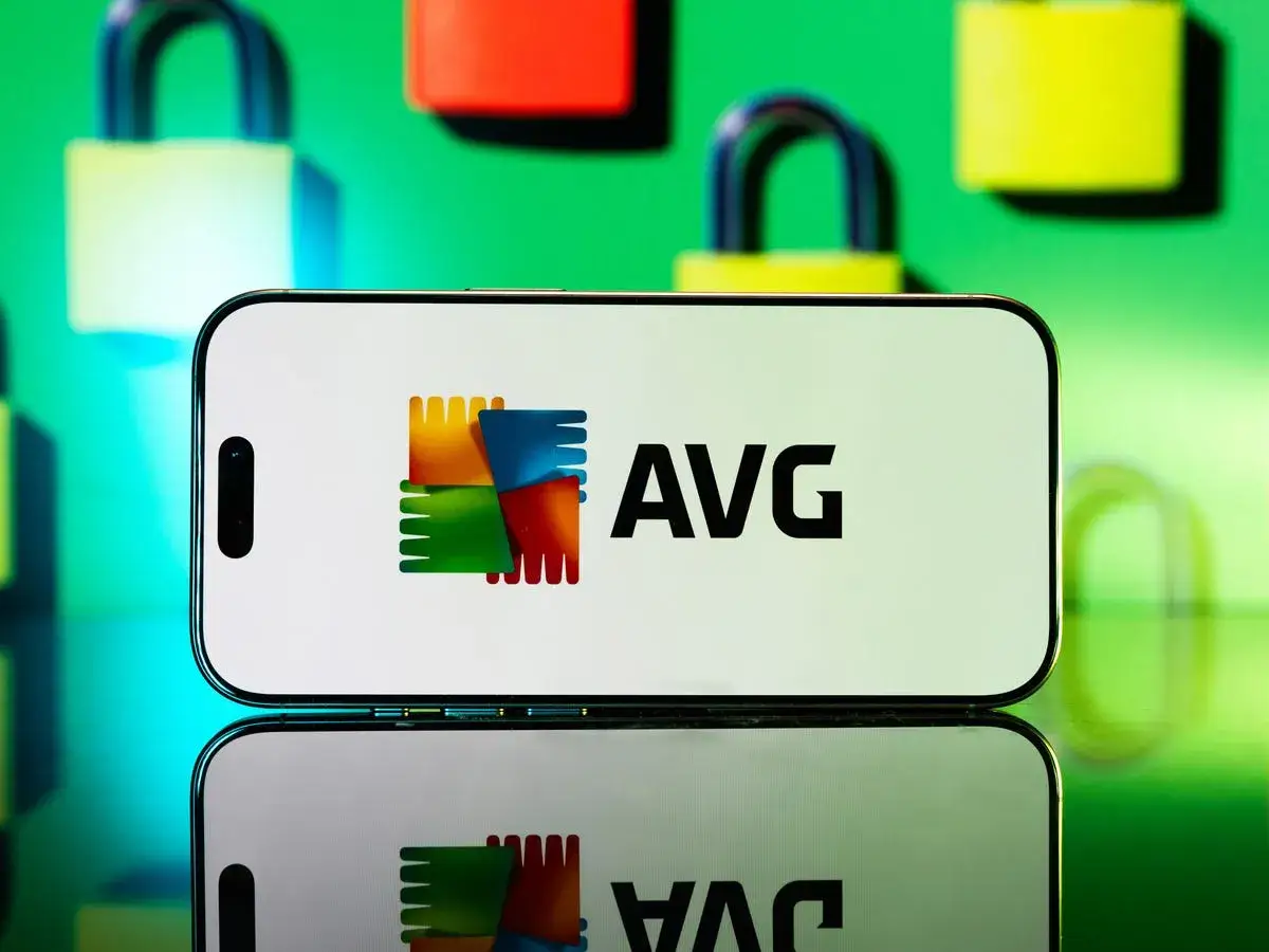 En smartphone visar AVG:s logotyp, en symbol för avg antivirus android-skydd. I bakgrunden syns lås i olika färger.