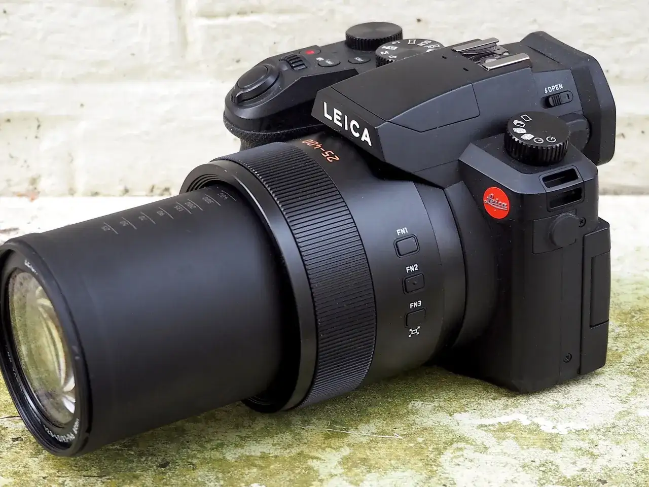 Svart Leica V-Lux 5-kamera med stort objektiv, redo f&ouml;r &auml;ventyr.