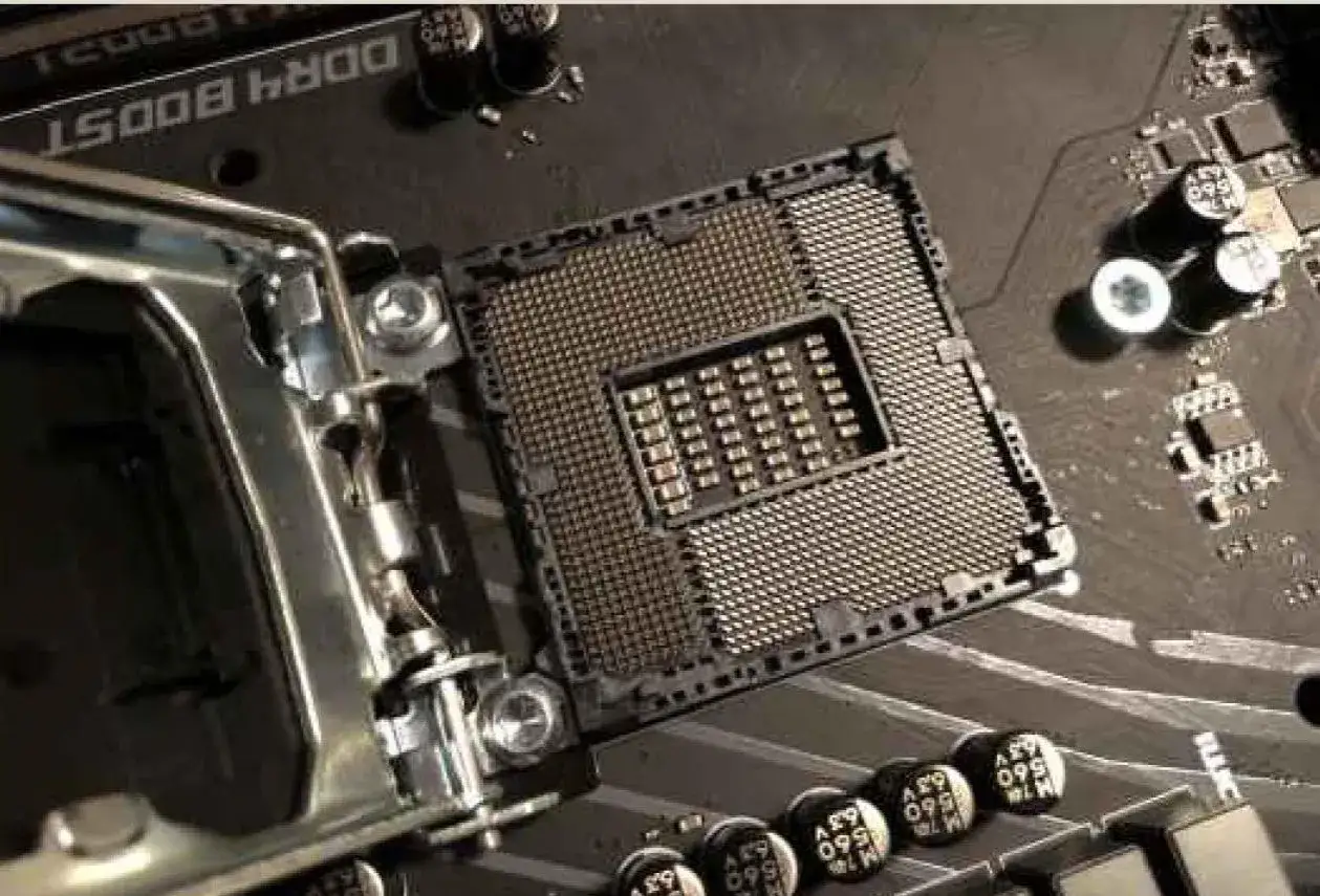 När du ska byta moderkort är det viktigt att se hur processorn sitter i sockeln. Här syns en tom CPU-sockel på ett moderkort.