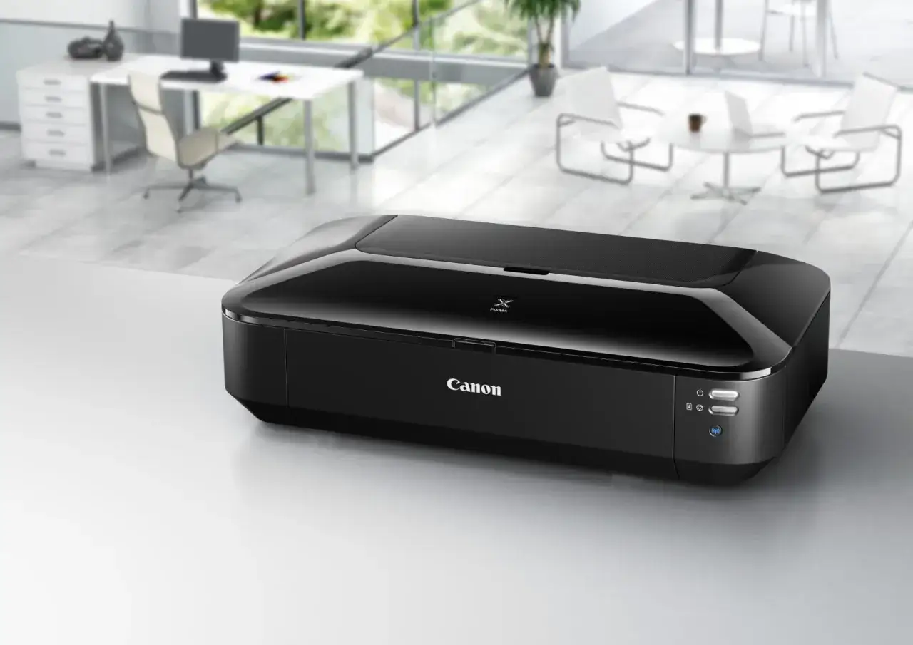 Svart Canon Pixma IX6850 skrivare i ett modernt kontorslandskap.