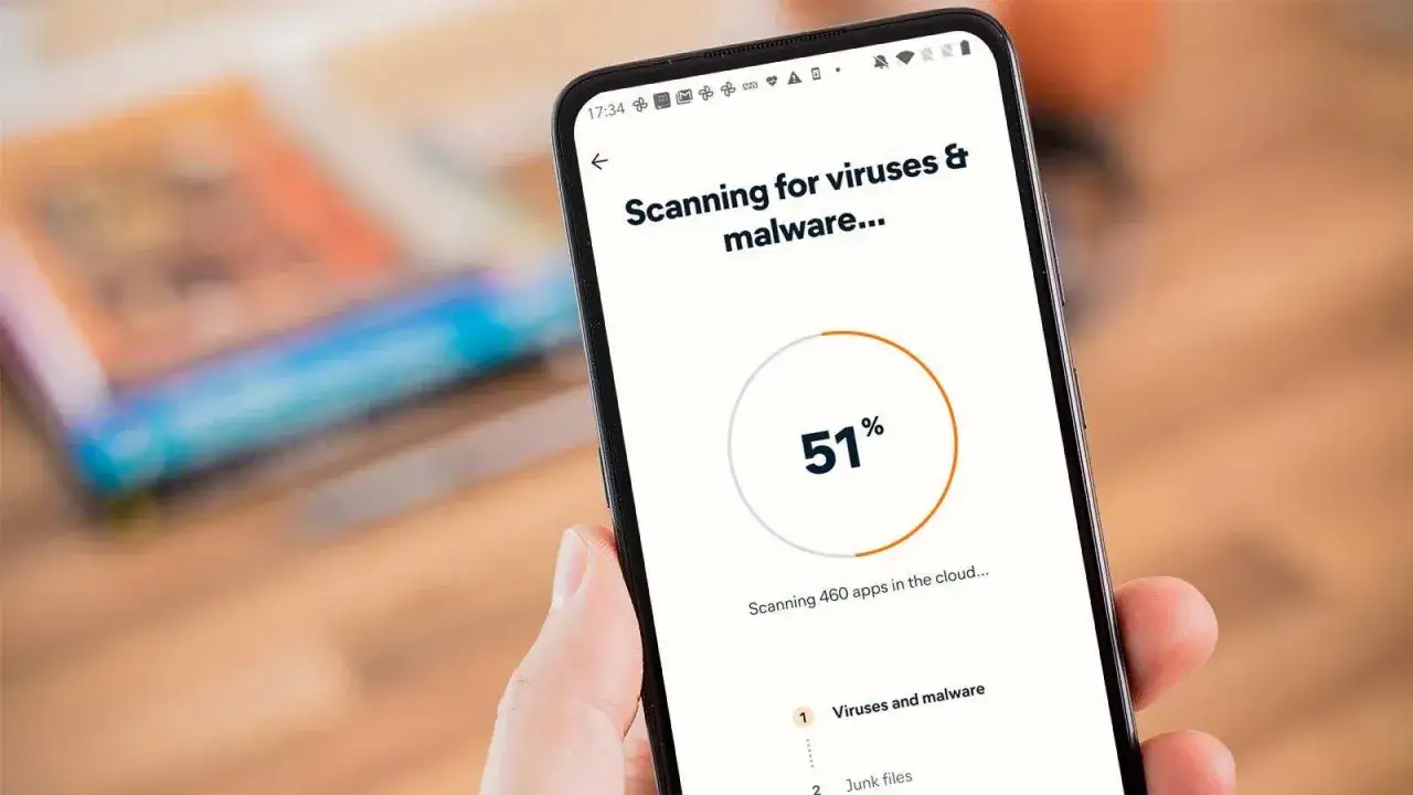 En hand h&aring;ller en mobil som visar ett gratis antivirusprogram f&ouml;r Android som skannar efter virus.