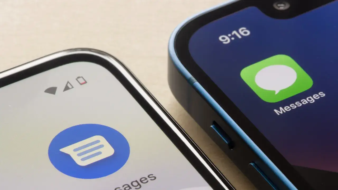 Tv&aring; telefoner, en iPhone och en Android, visar sina meddelandeappar. Perfekt f&ouml;r att skapa sms grupp iphone och android.