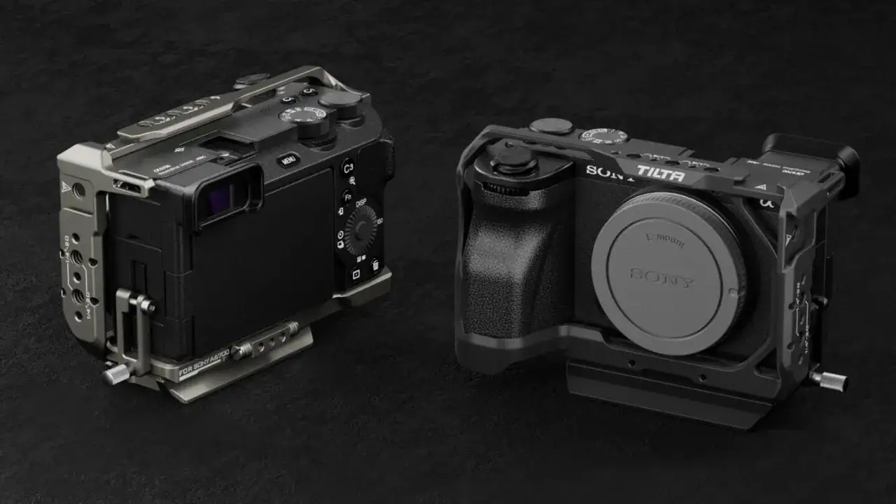 Tv&aring; kameror, en Sony a6700 med ett gr&aring;tt kamerah&ouml;lje och en annan med ett svart kamerah&ouml;lje fr&aring;n Tilta.