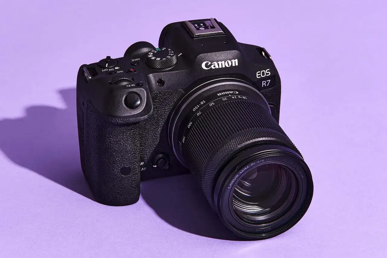 Svart Canon EOS R7-kamera med objektivet 18-150mm. Perfekt för ett kamera test.