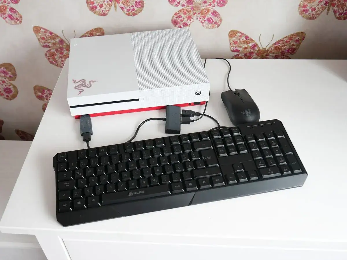 Xbox One S med ett Razer-tangentbord och mus, redo för spel.