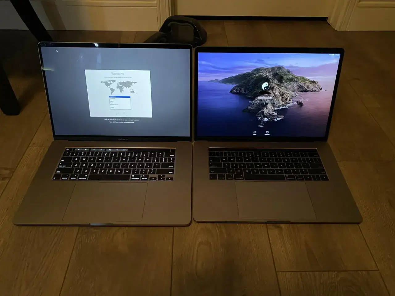 Tv&aring; MacBook Pro-datorer bredvid varandra. Den v&auml;nstra visar en v&auml;lkomstsk&auml;rm f&ouml;r installation, den h&ouml;gra en vacker bakgrundsbild. Valet st&aring;r mellan pc eller mac.