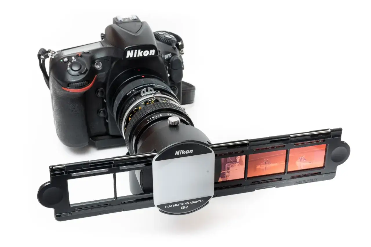 Nikon D810 med adapter för att omvandla negativ till digitala bilder. Filmremsa med bilder på fartyg.