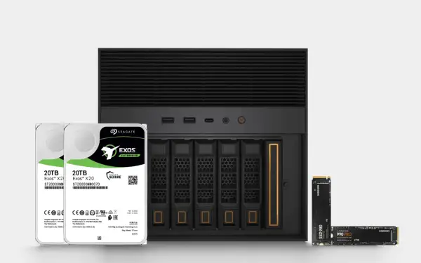 En server med plats för flera hårddiskar, två 20TB Seagate Exos-diskar och två Samsung SSD-enheter. Enorm lagringskapacitet, varje megabyte räknas.