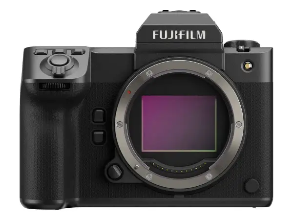 Svart Fujifilm GFX-kamera med synlig sensor och objektivfattning. Perfekt för professionella fotografer.