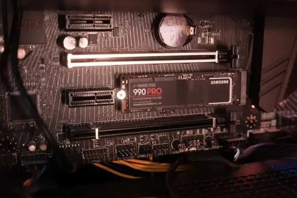 Samsung 990 PRO SSD monterad på ett moderkort, redo för snabb dataöverföring och effektiv ssd trim.