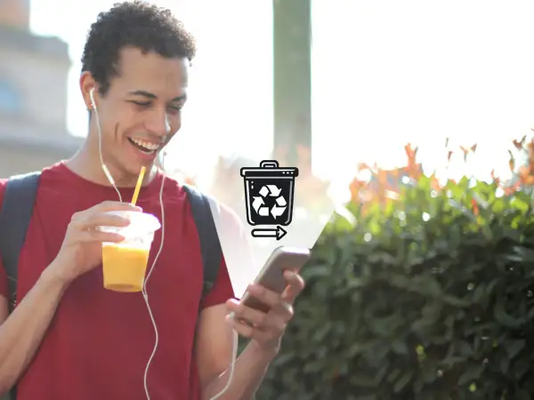 Glad kille med hörlurar och juice dricker ur sin mobil, en ikon för papperskorgen android syns.