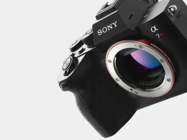 Närbild på en svart Sony Alpha 7R med E-mount. Kamerans grepp och objektivfattning syns tydligt.