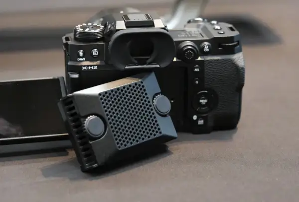 Fujifilm X-H2 med en fläktmodul framför.