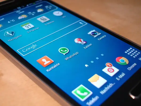 En Android-mobil med appar som Google, WhatsApp och Chrome. Dags att rensa mobilen Android från gamla filer och appar för bättre prestanda.