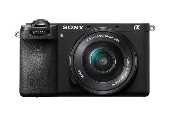 Svart Sony a6700 systemkamera med objektivet E 16-50mm f/3.5-5.6 PZ OSS. Perfekt för att fånga dina äventyr.