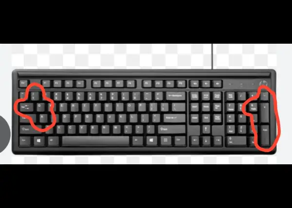 Svart tangentbord, liknande ett Xbox tangentbord, med röda markeringar runt WASD-tangenterna och numeriska tangentbordet.