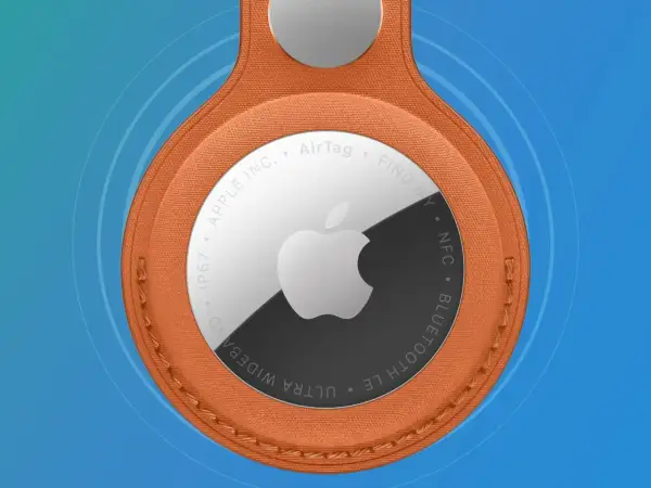 Orange AirTag med Apple-logotypen. Enkel att byta batteri på.