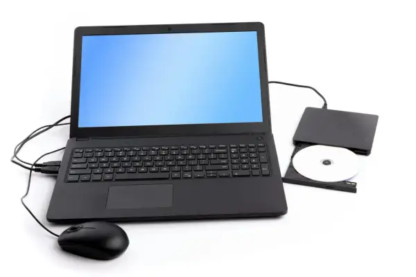 Svart laptop med en extern dvd-enhet och en skiva bredvid. En mus är ansluten till datorn.