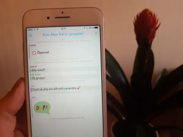 En iPhone visar en chattgrupp med namnet "Kim Alex Karin-gruppen". Chattmeddelanden visar hur man kan skapa sms grupp iPhone och android.