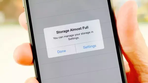 Varning på en iPhone: "Lagringsutrymme nästan fullt". Du kan hantera ditt lagringsutrymme i Inställningar.
