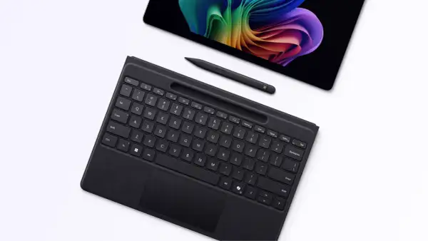 Svart tangentbord och penna för en Surface Pro med en färgglad bakgrund på skärmen.