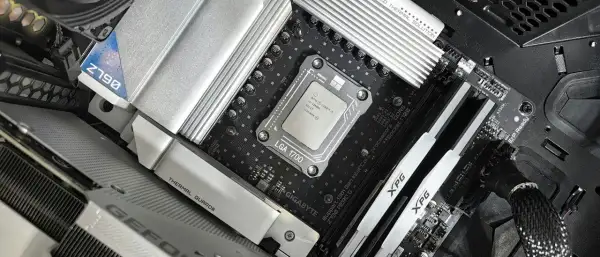 Datorns inre med ett nytt moderkort, redo för att byta moderkort. CPU:n sitter på plats på Z790-moderkortet.