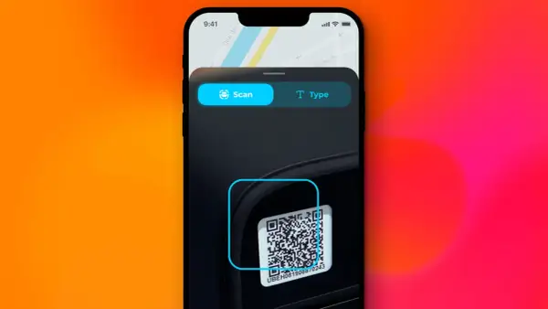 En Samsung-telefon visar en app för att skanna QR-kod. En QR-kod är inramad för att visa hur man skannar.