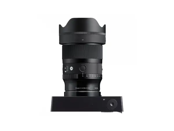 Svart objektiv, Sigma 35mm 1:1.4 DG DN Art, monterat på en svart kamerakropp. Perfekt för att fånga detaljer med sina l mount lenses.